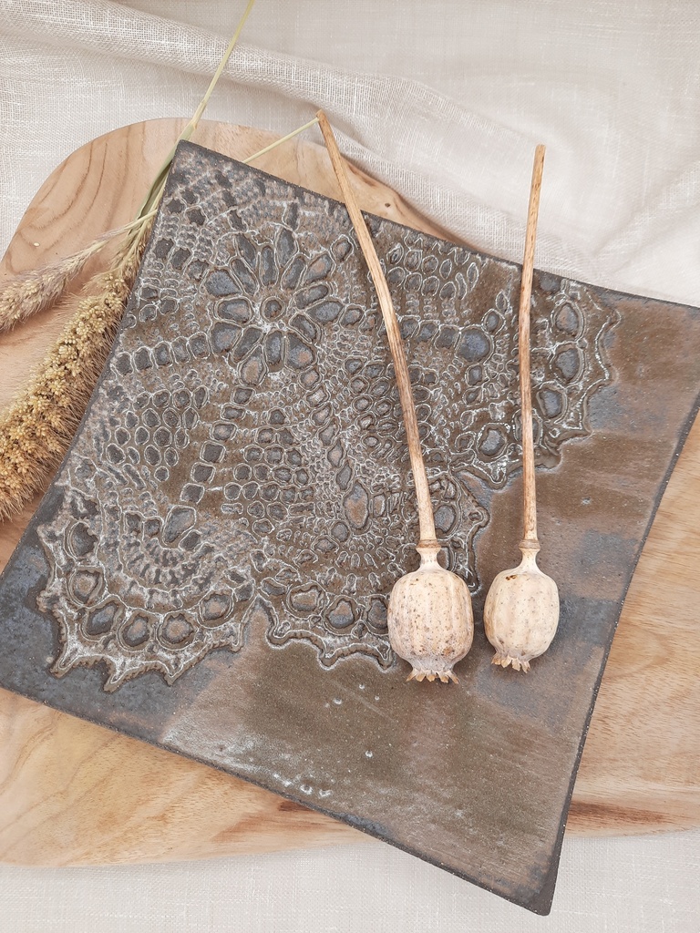 Assiette dentelle brune