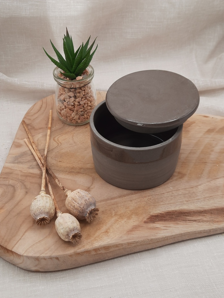 Petit pot gris avec couvercle
